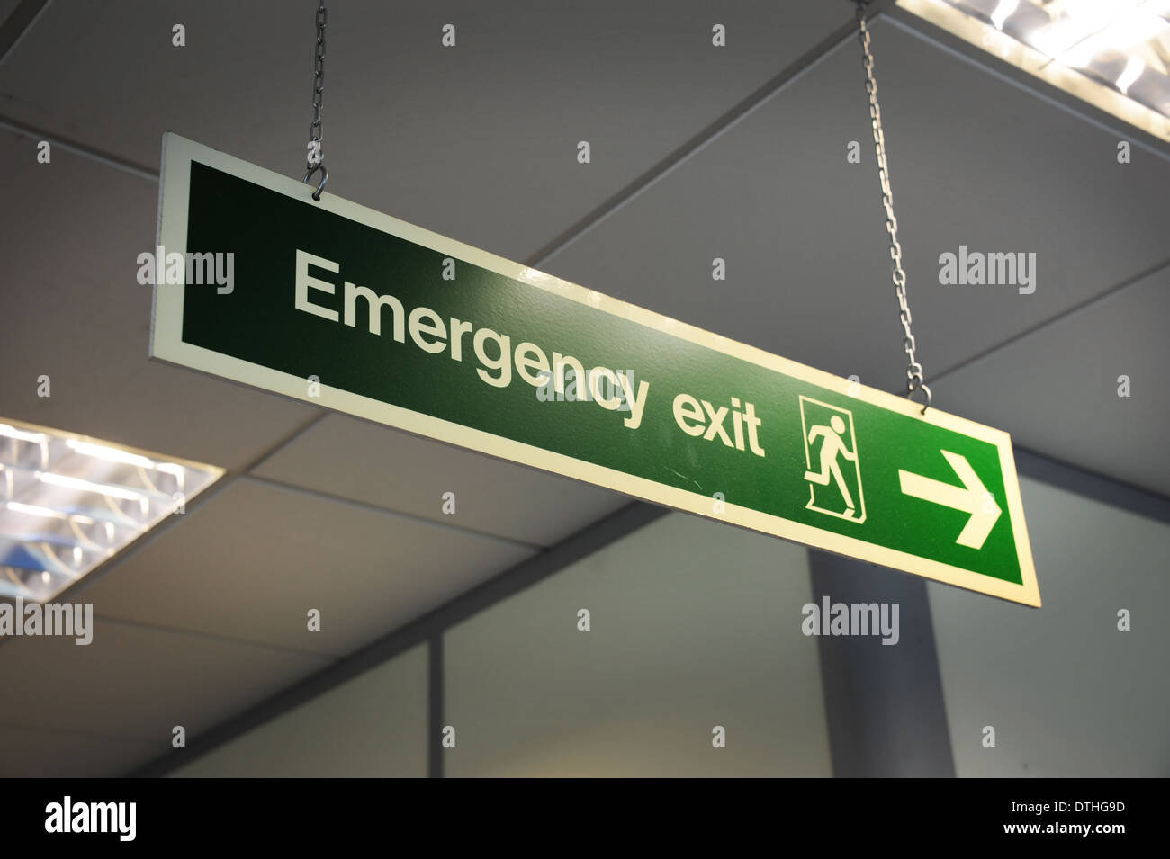 Uscita di emergenza incendio segno di sicurezza Foto Stock
