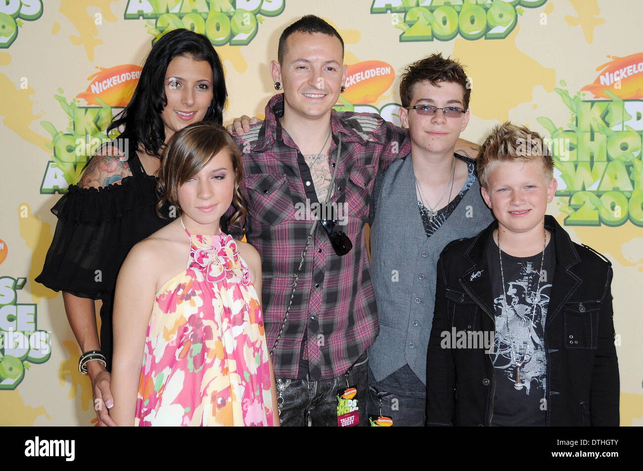 Chester Bennington e la famiglia a Nickelodeon's 2009 Kids' Choice Awards. Pauly Pavillion, Westwood, CA. 03-29-09 Foto Stock