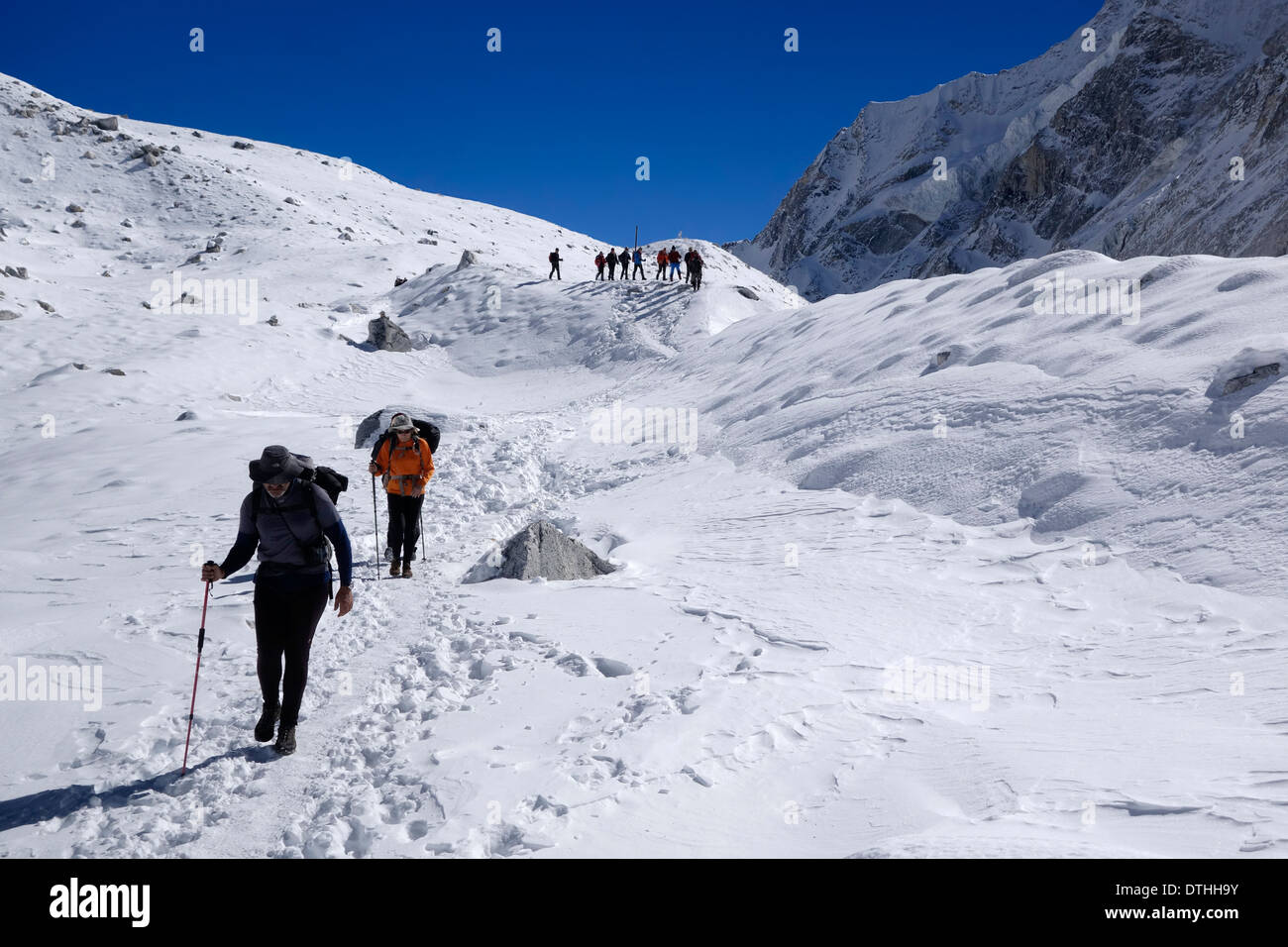 Trekker escursionismo giù dalla Larkya La (Larkya Pass) nella regione di Manaslu del Nepal. Foto Stock