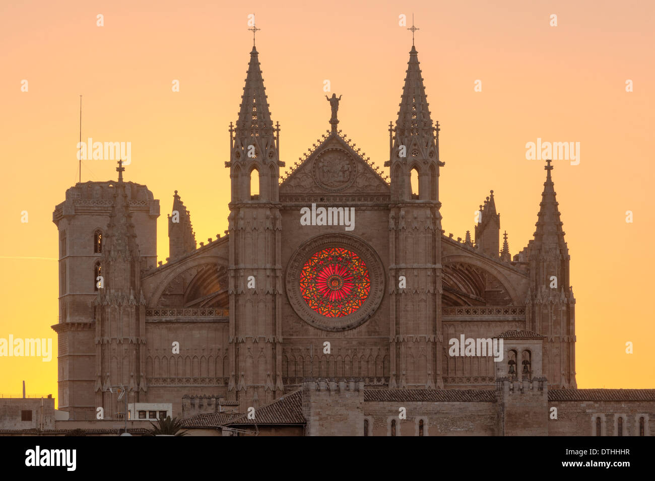 Palma de Maiorca la cattedrale gotica di durante il rosone solstizio d'inverno allineamento a sunrise. Maiorca, isole Baleari, Spagna Foto Stock