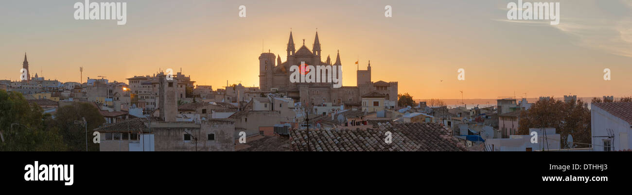 Palma de Maiorca sullo skyline. La cattedrale di rose windows solstizio d'inverno allineamento a sunrise. Maiorca, isole Baleari, Spagna Foto Stock