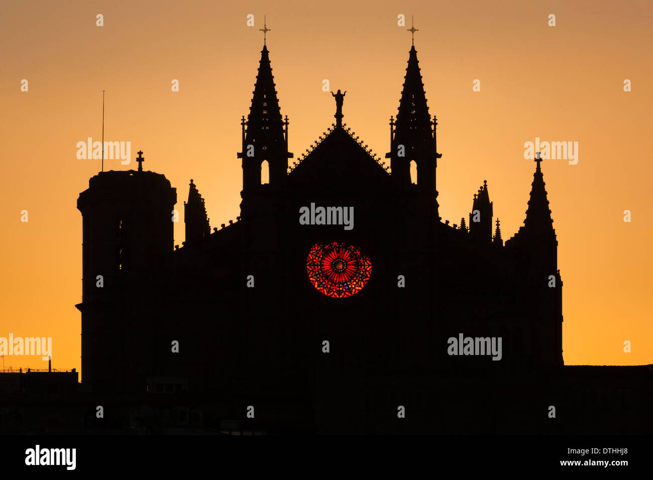 Palma de Maiorca la cattedrale gotica di durante il rosone solstizio d'inverno allineamento a sunrise. Maiorca, isole Baleari, Spagna Foto Stock