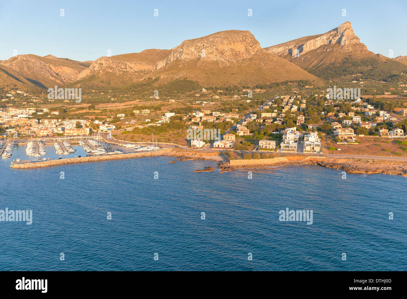 Colonia de Sant Pere resort e Bec de Farrutx montagna. Area Artà. Vista aerea. Maiorca, isole Baleari, Spagna Foto Stock