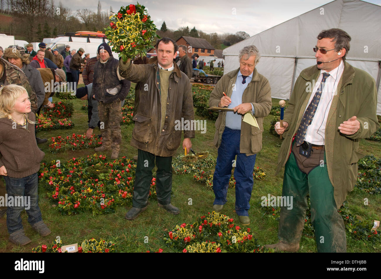 Tenbury Mistletoe & Holly Auction, una vendita annuale pre-natalizia dove vengono messe all'asta le piante da decorazione, il Babbo Natale Verde Foto Stock