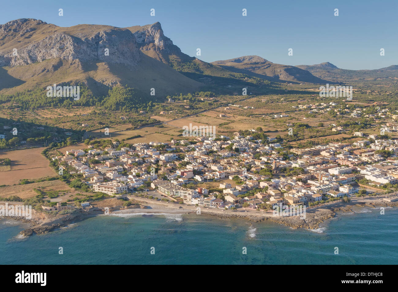 Colonia de Sant Pere resort e Bec de Farrutx montagna. Area Artà. Vista aerea. Maiorca, isole Baleari, Spagna Foto Stock