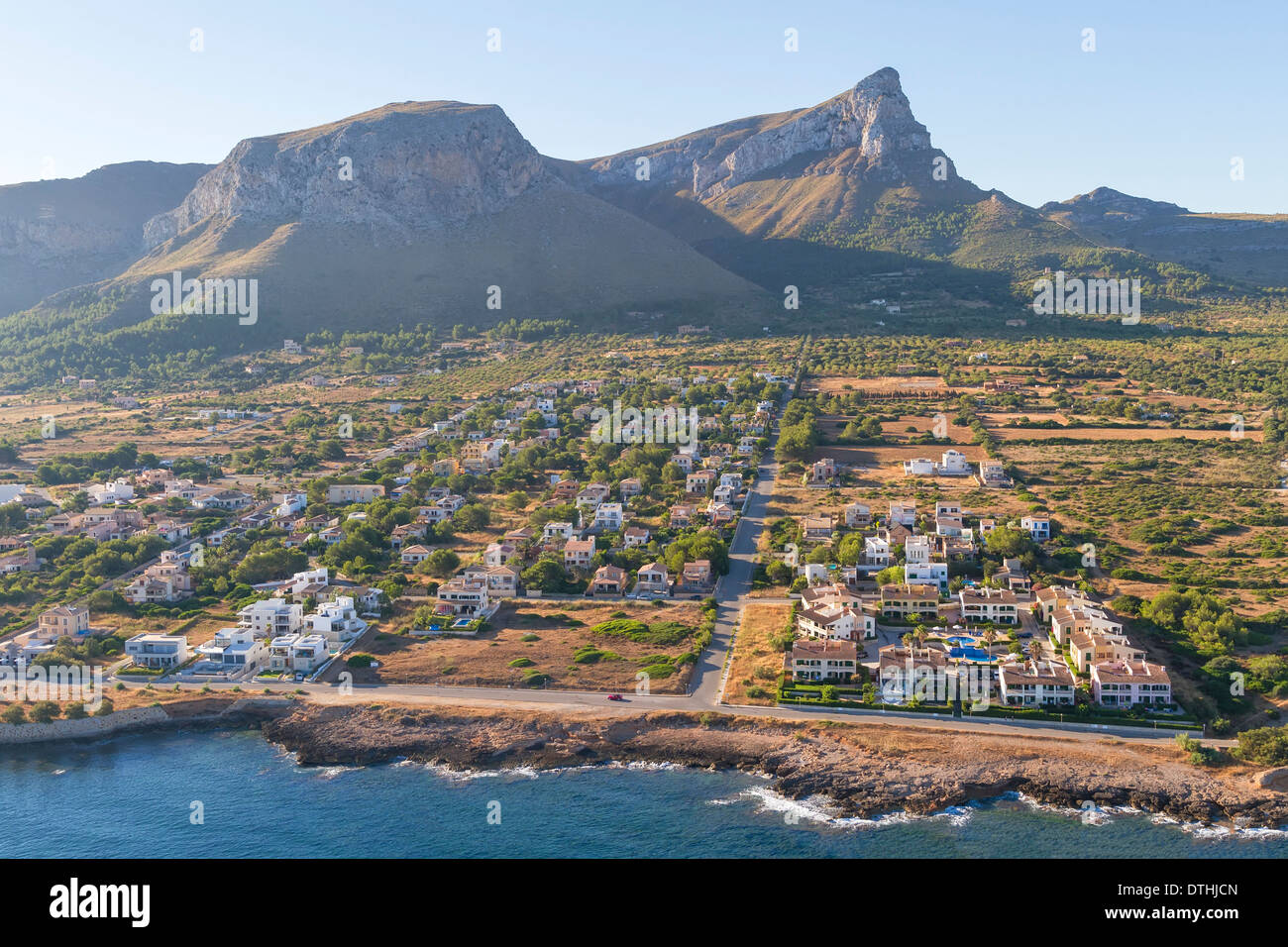Colonia de Sant Pere resort e Bec de Farrutx montagna. Area Artà. Vista aerea. Maiorca, isole Baleari, Spagna Foto Stock
