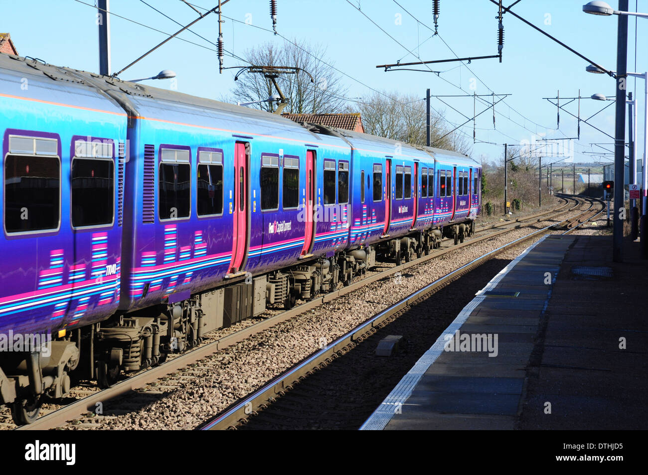 Classe 317 UEM 317341 lasciando la piattaforma a Baldock stazione ferroviaria, Hertfordshire, Inghilterra, Regno Unito Foto Stock