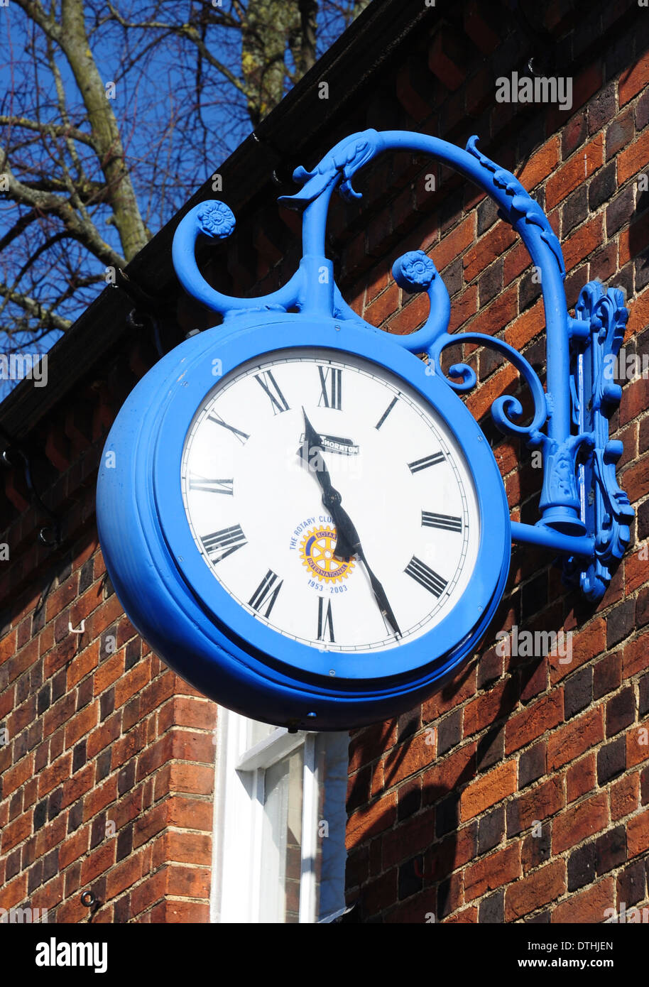 Orologio blu sulla parete dell'edificio, Baldock Hertfordshire, Inghilterra, Regno Unito Foto Stock