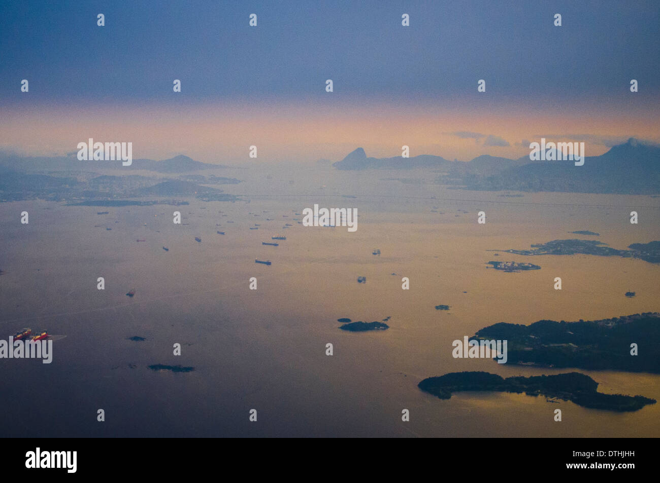 Vista aerea di intenso traffico marittimo nella baia di Guanabara, Rio de Janeiro, Brasile, dove petroliere e navi da carico, e le navi di supporto dominano le acque. La baia, un centro vitale per il trasporto marittimo e la logistica petrolifera, deve affrontare le sfide ambientali in corso a causa della proliferazione urbana, delle acque reflue non trattate, dei rifiuti solidi e delle perdite di petrolio ricorrenti, che minacciano tutti i suoi ecosistemi marini e la qualità delle acque. Foto Stock