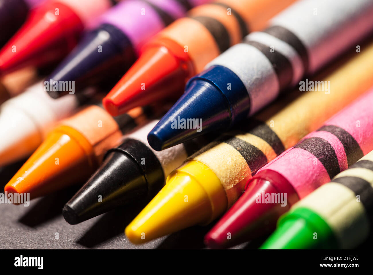Crayons impilati fino vicino. Foto Stock