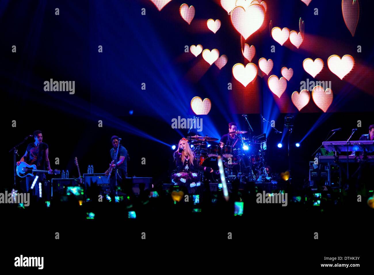 Il cantante Avril Lavigne esegue presso il suo concerto a Hong Kong,Cina venerdì febbraio 14,2013. Foto Stock