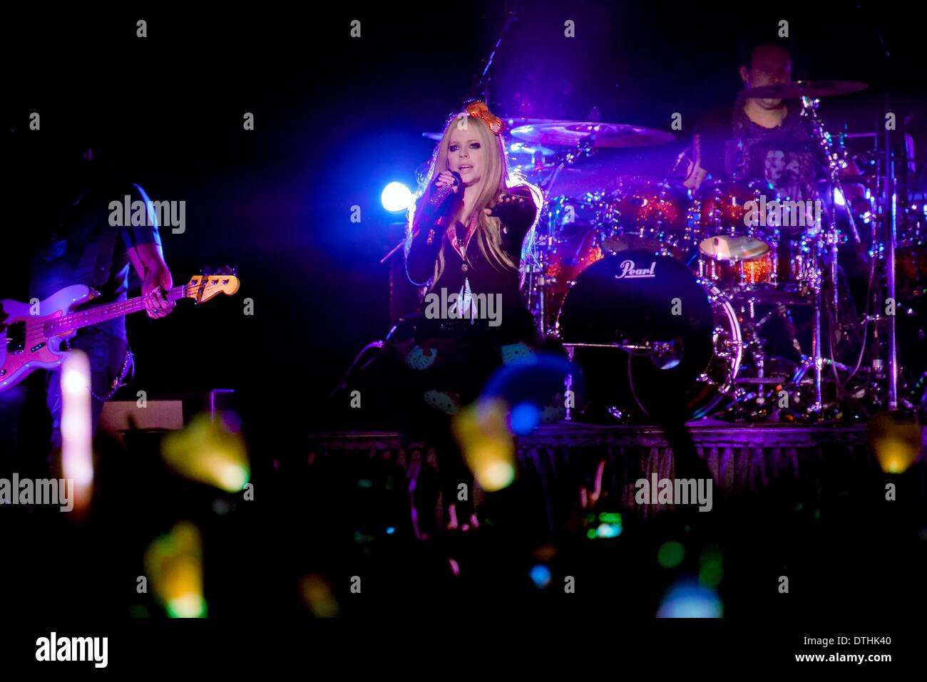 Il cantante Avril Lavigne esegue presso il suo concerto a Hong Kong,Cina venerdì febbraio 14,2013. Foto Stock