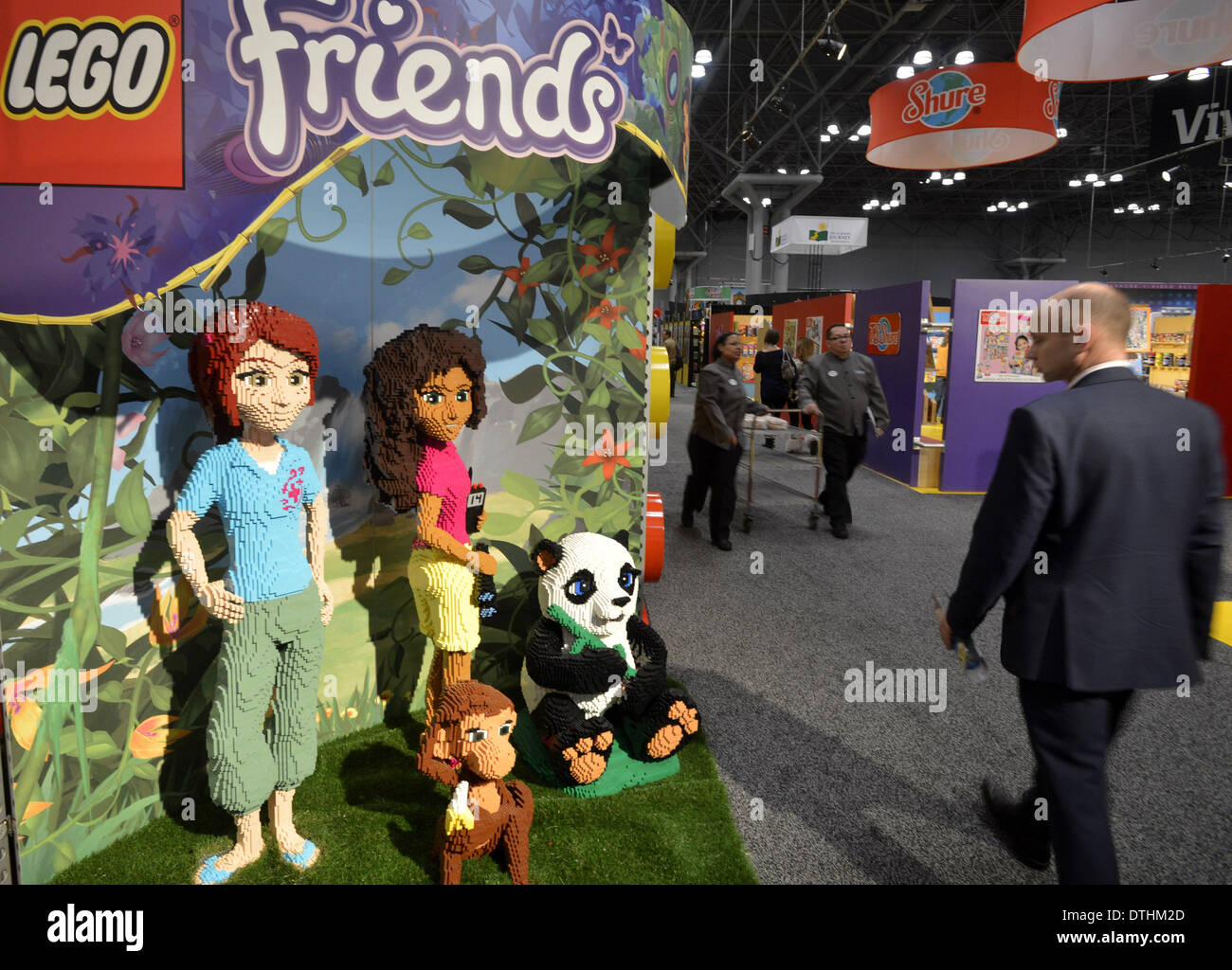New York, NY, STATI UNITI D'AMERICA. 18 Febbraio, 2014. Una cabina impostato dalla società LEGO è visto durante la 111American International Toy Fair di New York City, Stati Uniti, Feb 18, 2014. La Toy Fair ha dato dei calci a fuori il martedì, con oltre 150.000 prodotti di intrattenimento sul dispaly presentato da 1.100 aziende di tutto il mondo. Credito: Xinhua/Alamy Live News Foto Stock