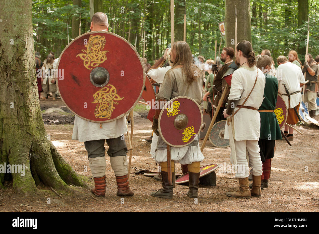 Guerrieri Vichinghi la preparazione per la battaglia di una rievocazione storica in Danimarca Foto Stock
