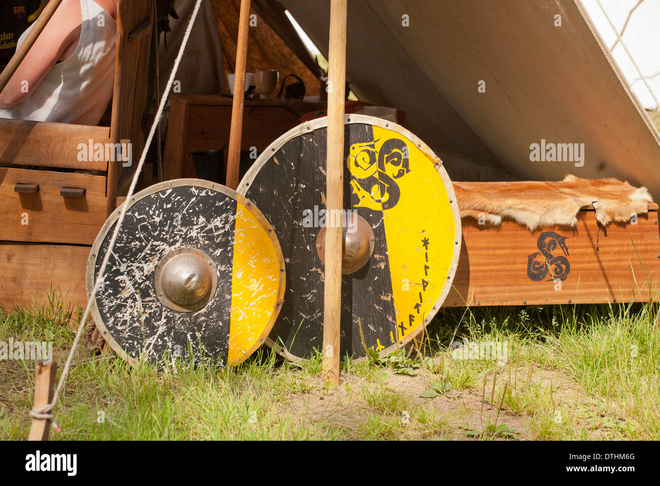 Protezioni Viking puntellato vicino a una tenda a viking rievocazione festival Foto Stock