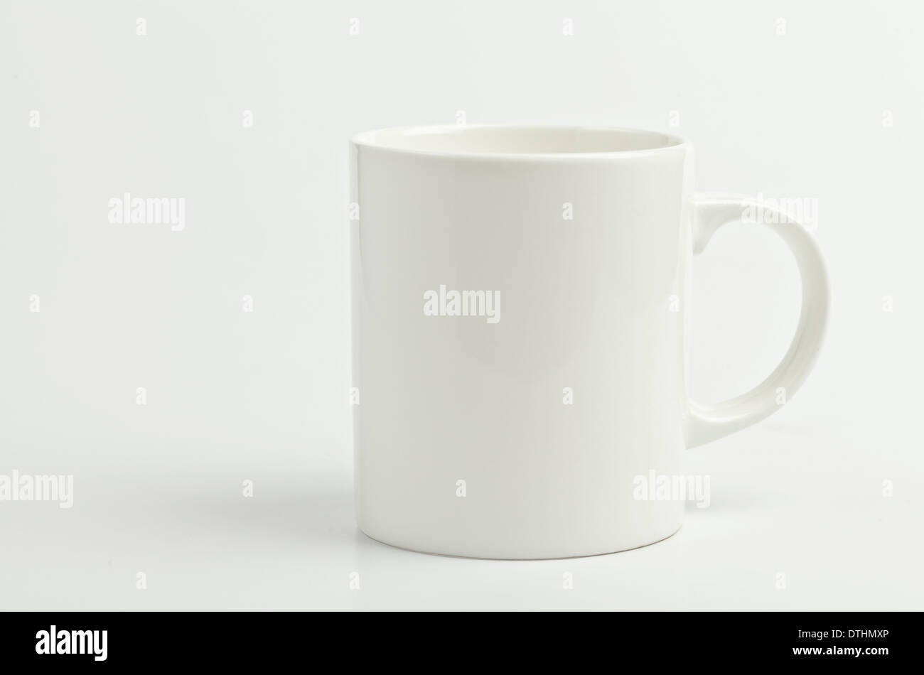 White tazza da caffè su sfondo bianco Foto Stock