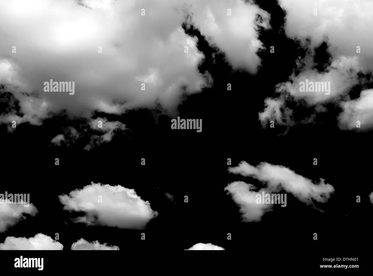 Cielo monocromatico con nuvole bianche soffici Foto Stock