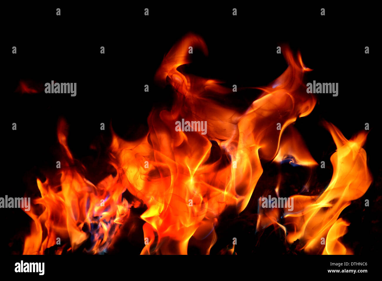 Fuoco e fiamme su sfondo nero Foto Stock