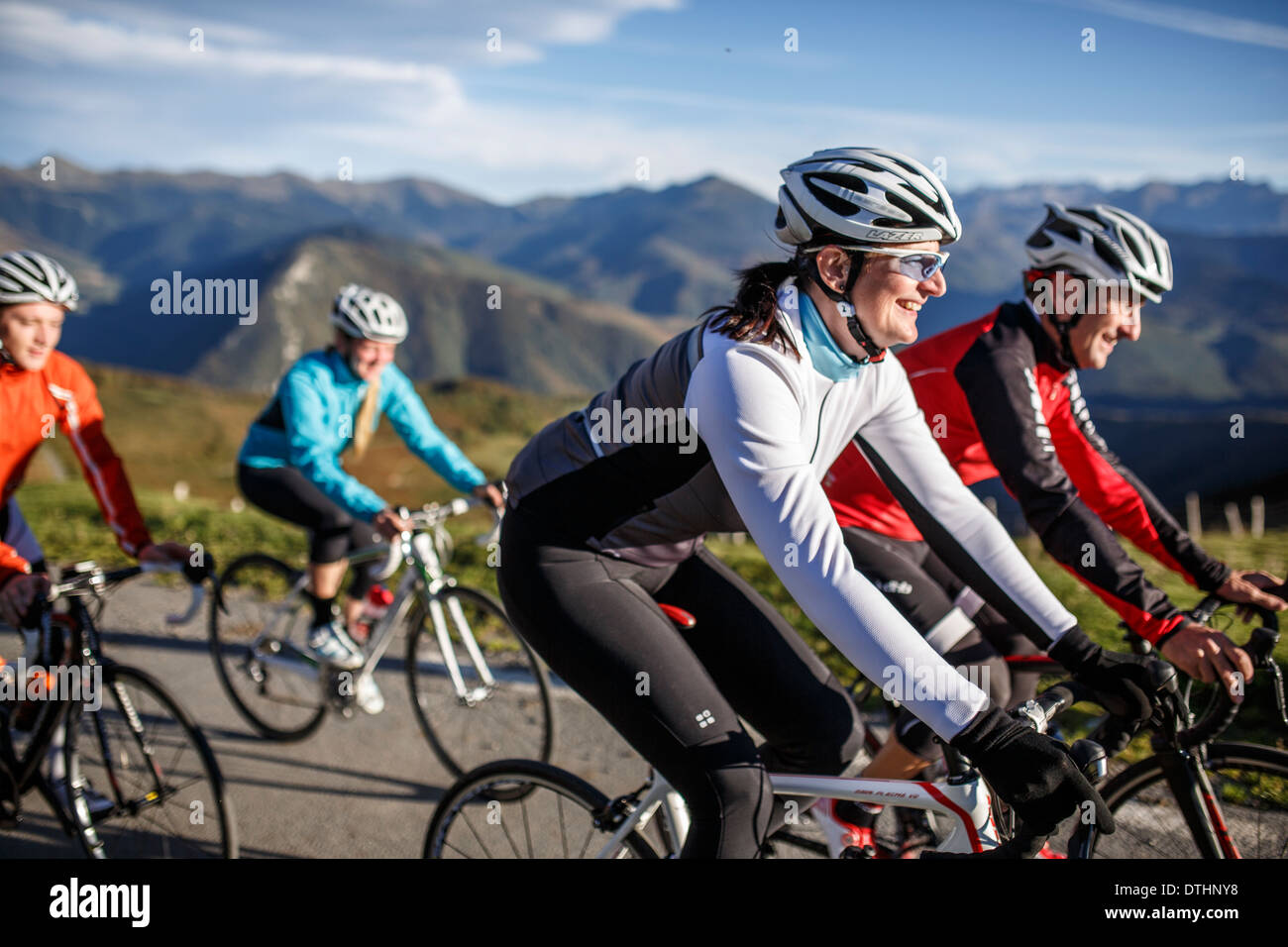 Gruppo di amici avente rilassata giornata di escursioni in bicicletta in montagna Foto Stock