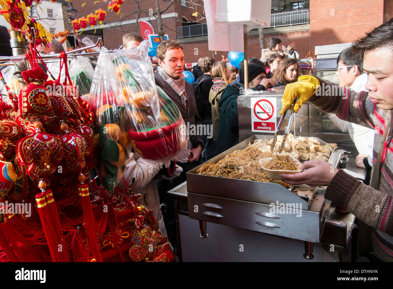 Vendita di stallo Chinase tradizionale cibo, West End, Capodanno Cinese, London, Regno Unito Foto Stock