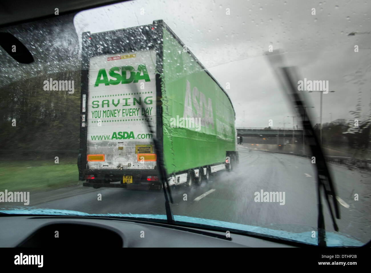 La guida in cattive condizioni atmosferiche sulla A40, London, Regno Unito Foto Stock