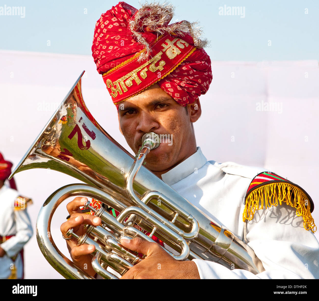 Giovane uomo indiano suonavo in una band al Festival di elefante Rajashtan Jaipur India Asia Foto Stock