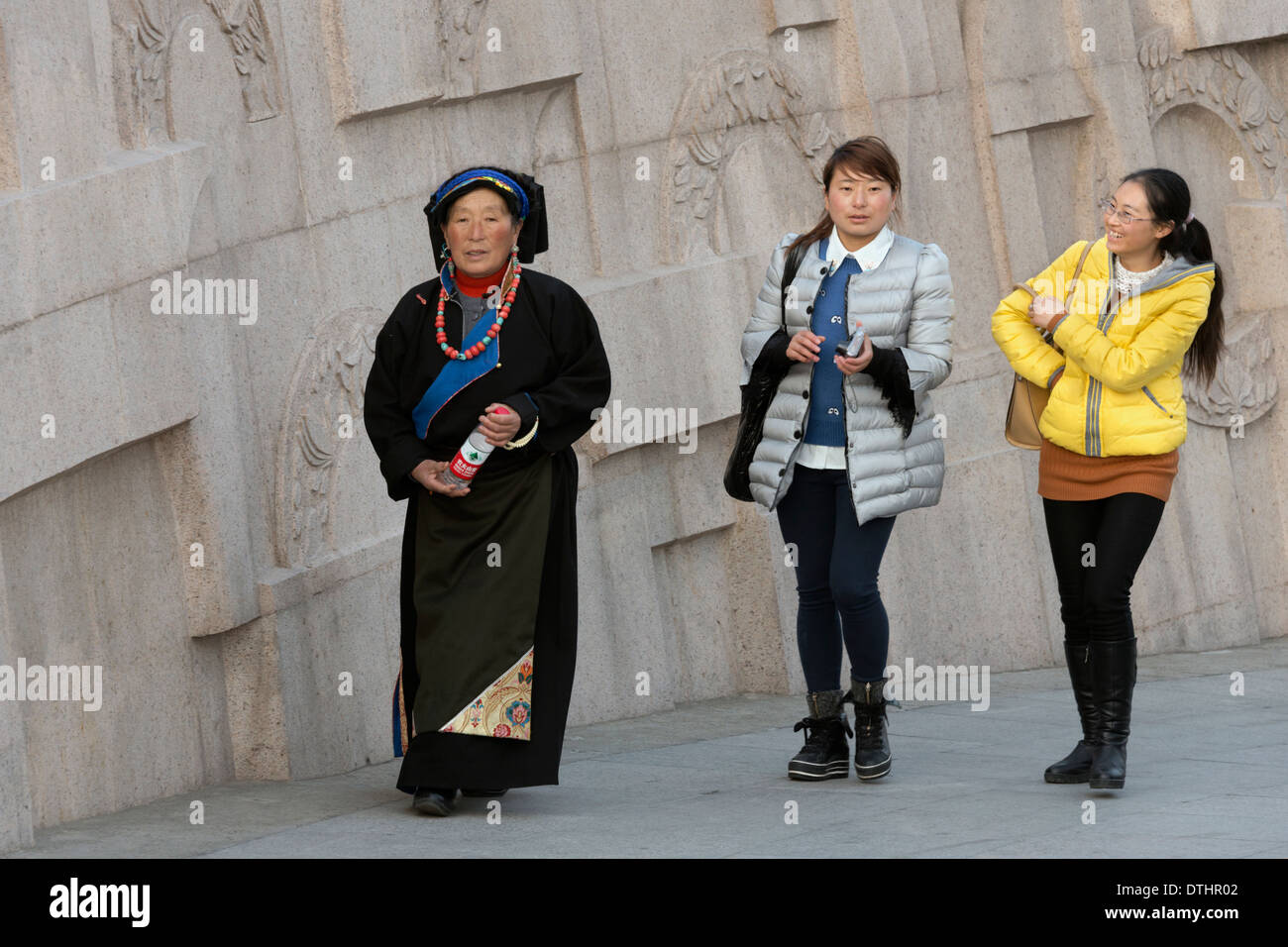 Tradizionale Tibetana di donna e le sue due figlie moderno, Monumento al popolo gli eroi, Shanghai, Cina Foto Stock