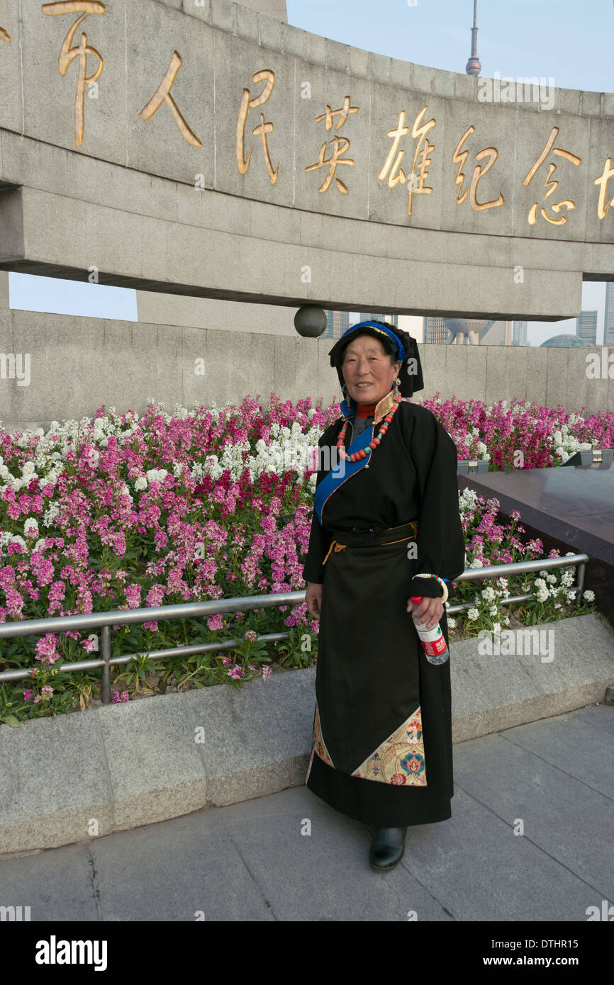 Donna tibetana #2 mediante il monumento al popolo gli eroi, Shanghai, Cina Foto Stock