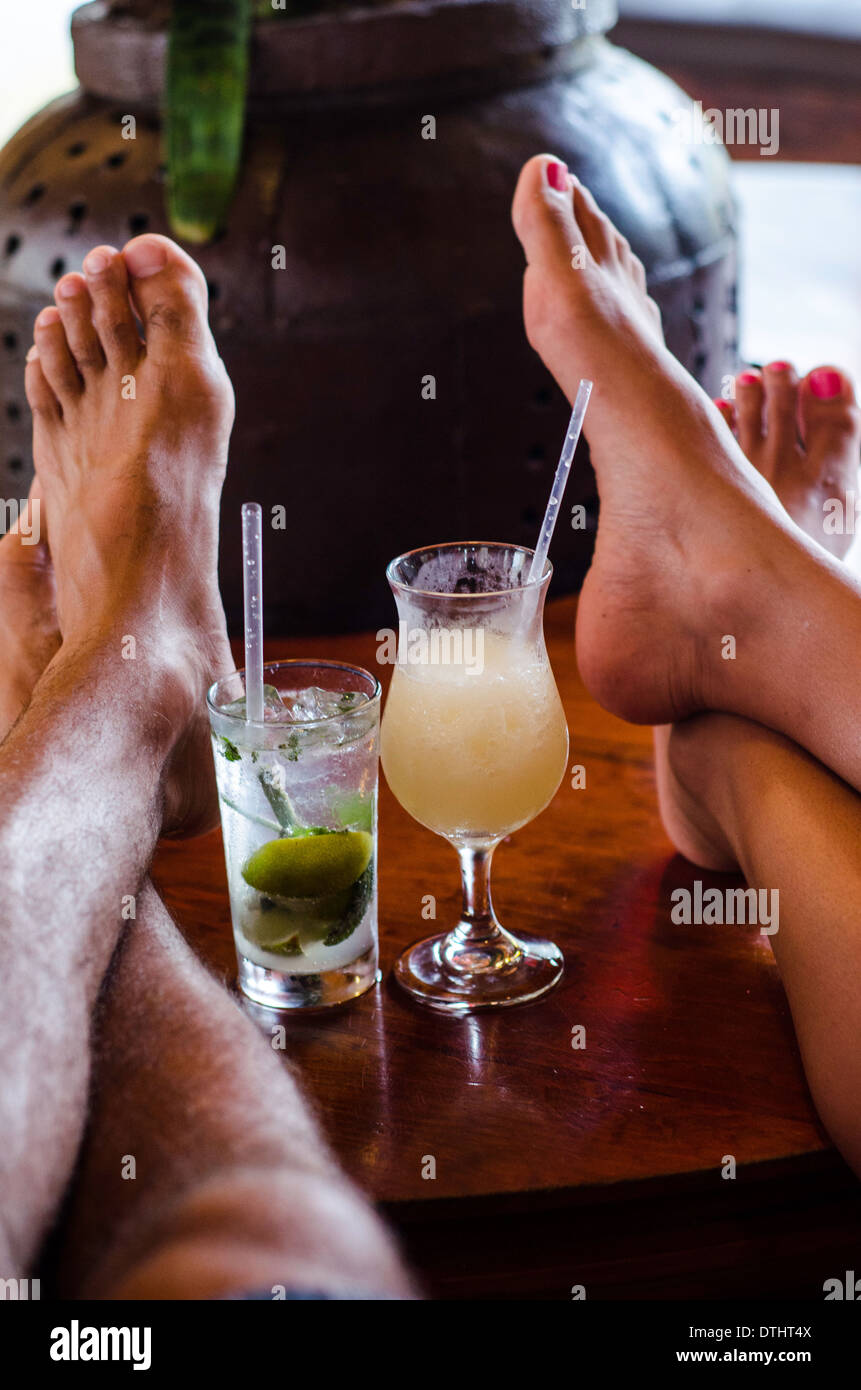 Coppia in vacanza godendo bevande in Messico Foto Stock