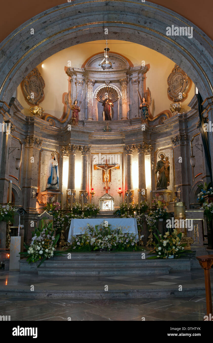 Interno della Chiesa in Messico Chapala con arco altare di framing e colonne illuminato Foto Stock