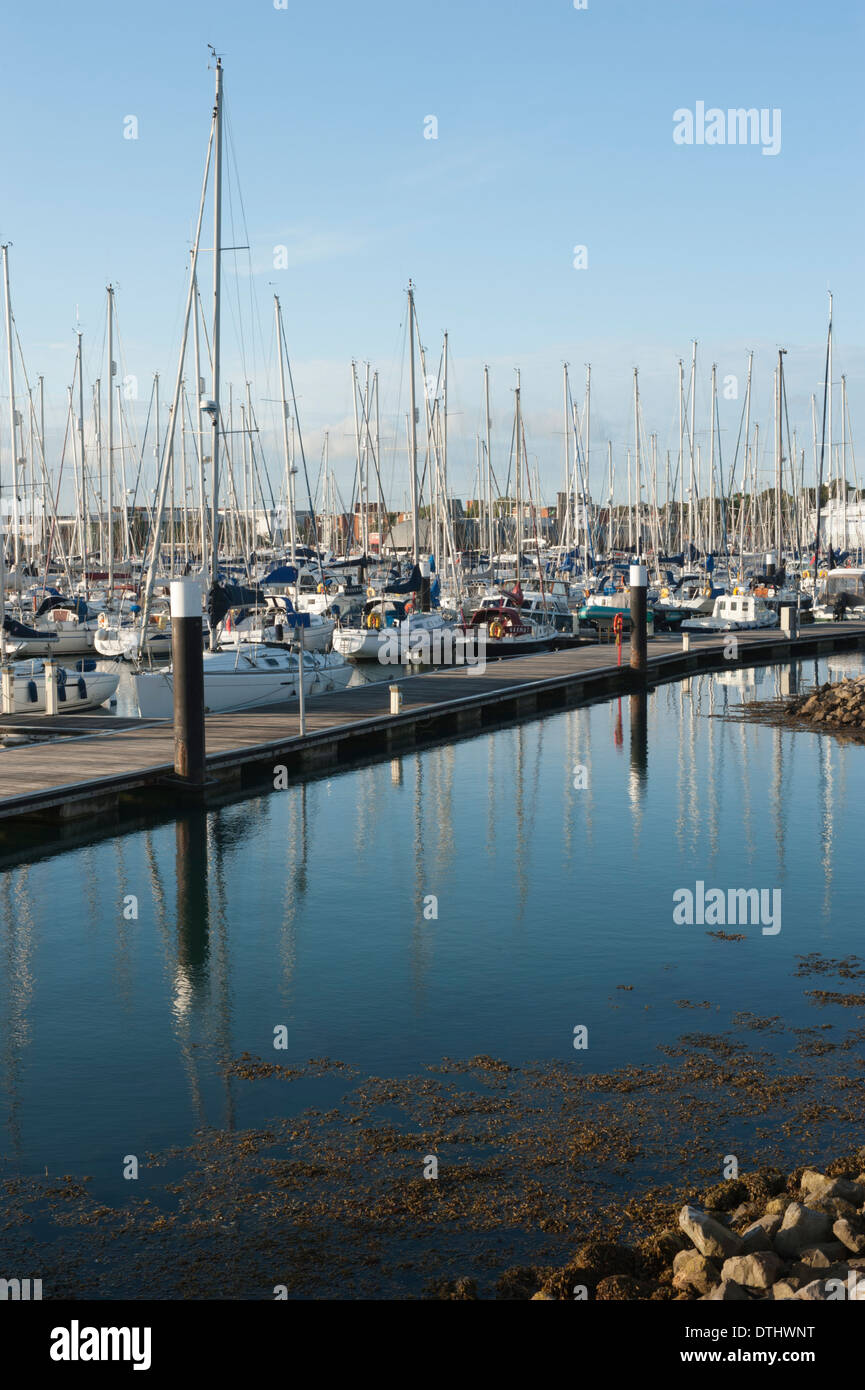 Yacht e imbarcazioni da diporto in Haslar Marina a Gosport Foto Stock