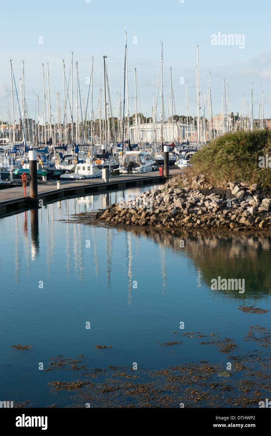 Yacht e imbarcazioni da diporto in Haslar Marina a Gosport Foto Stock