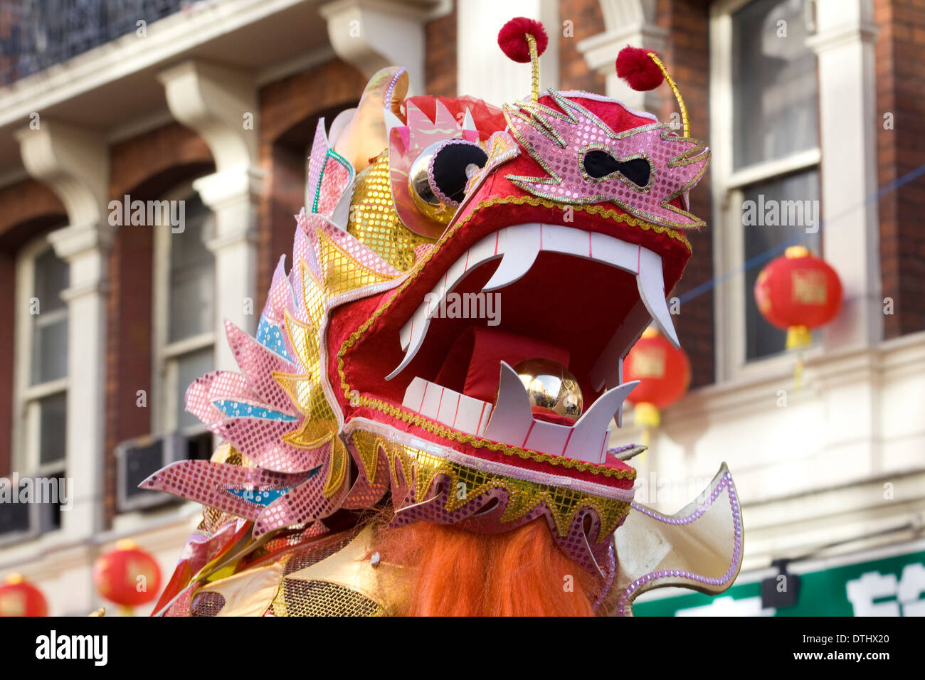 Danza cinese dragon in corteo per il Capodanno cinese a Londra Inghilterra Foto Stock