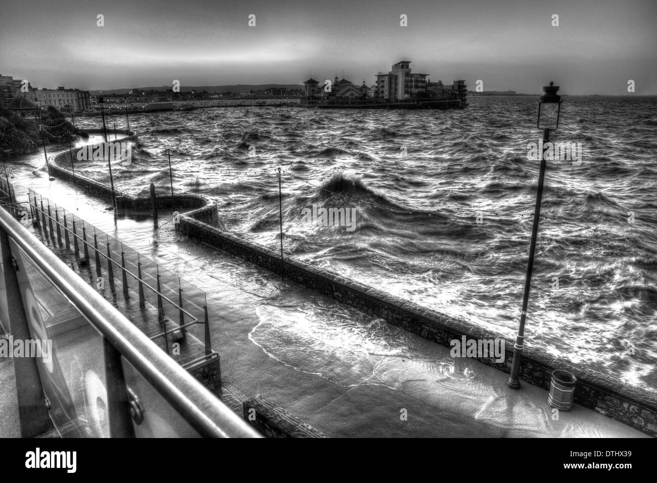 Alta Marea a lago marino Weston-super-mare Somerset Inghilterra in bianco e nero Foto Stock