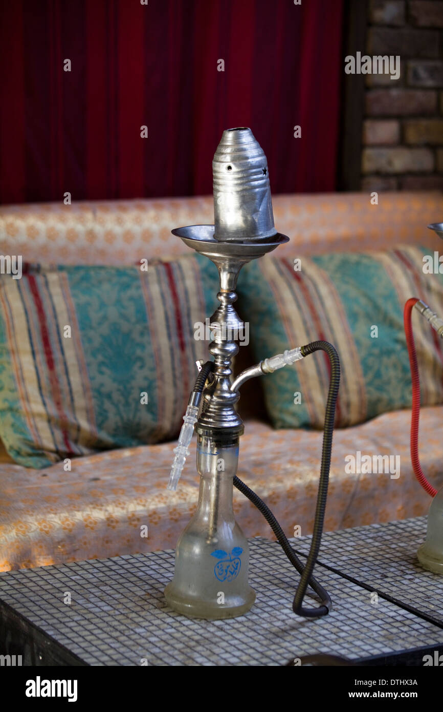 Hookah su un tavolo da pranzo in un Cafe Londra Inghilterra Foto Stock