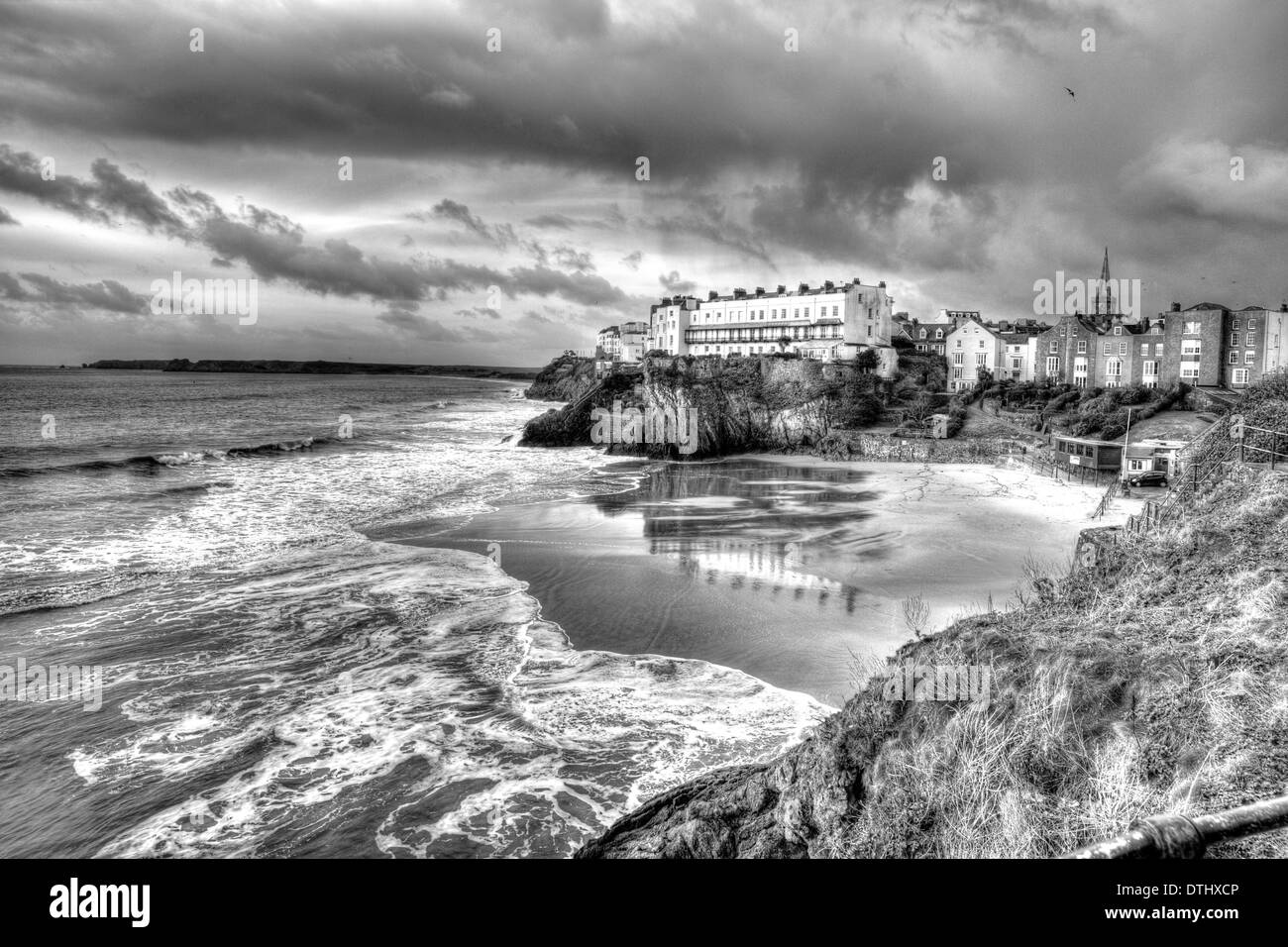 Spiaggia di Tenby Galles da St Catherines isola in monachrome Foto Stock