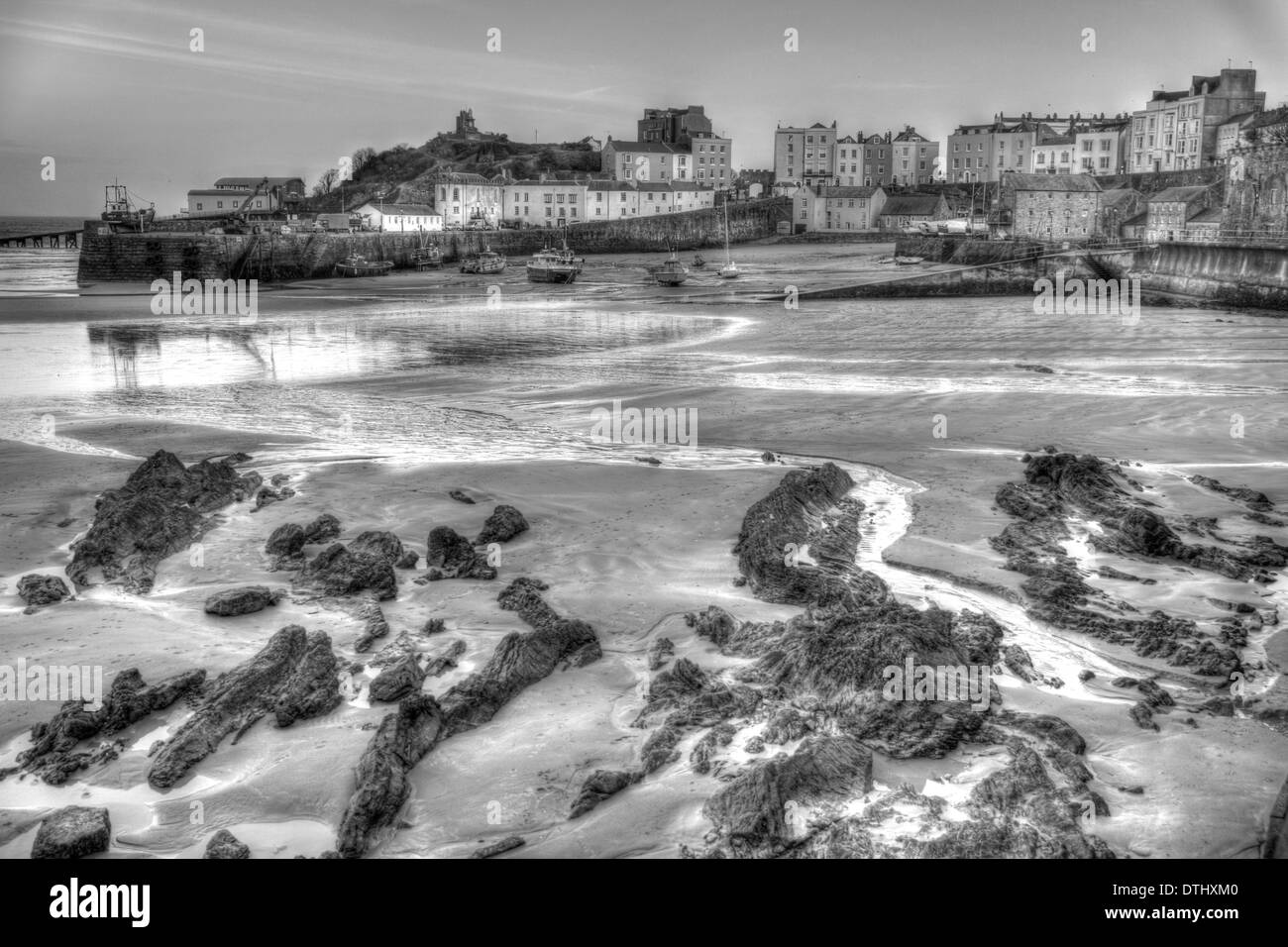 Vista di Tenby città e porto di Pembrokeshire in Galles in bianco e nero HDR storica cittadina gallese Foto Stock