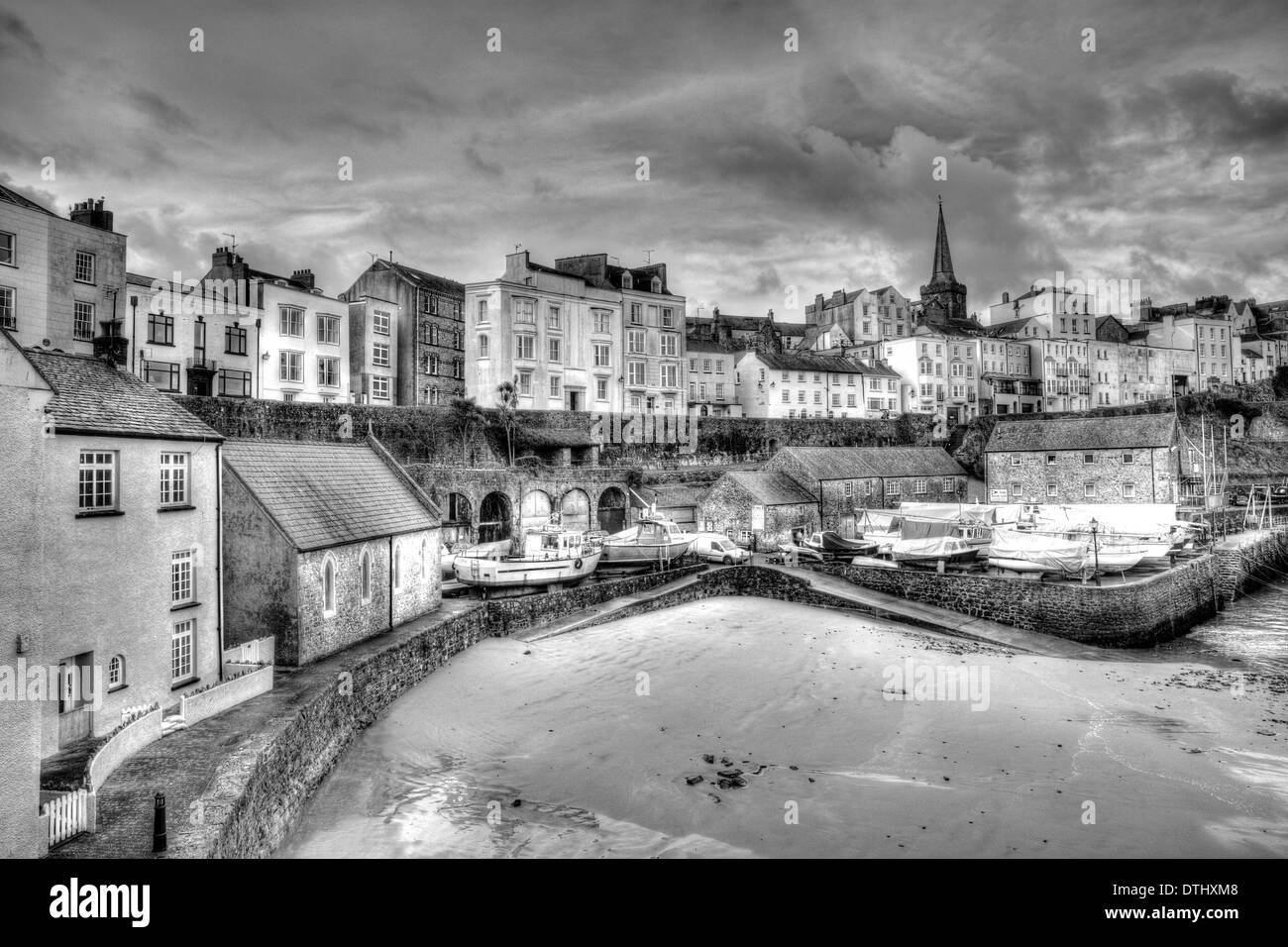 Vista di Tenby città e porto di Pembrokeshire in Galles in bianco e nero HDR storica cittadina gallese Foto Stock
