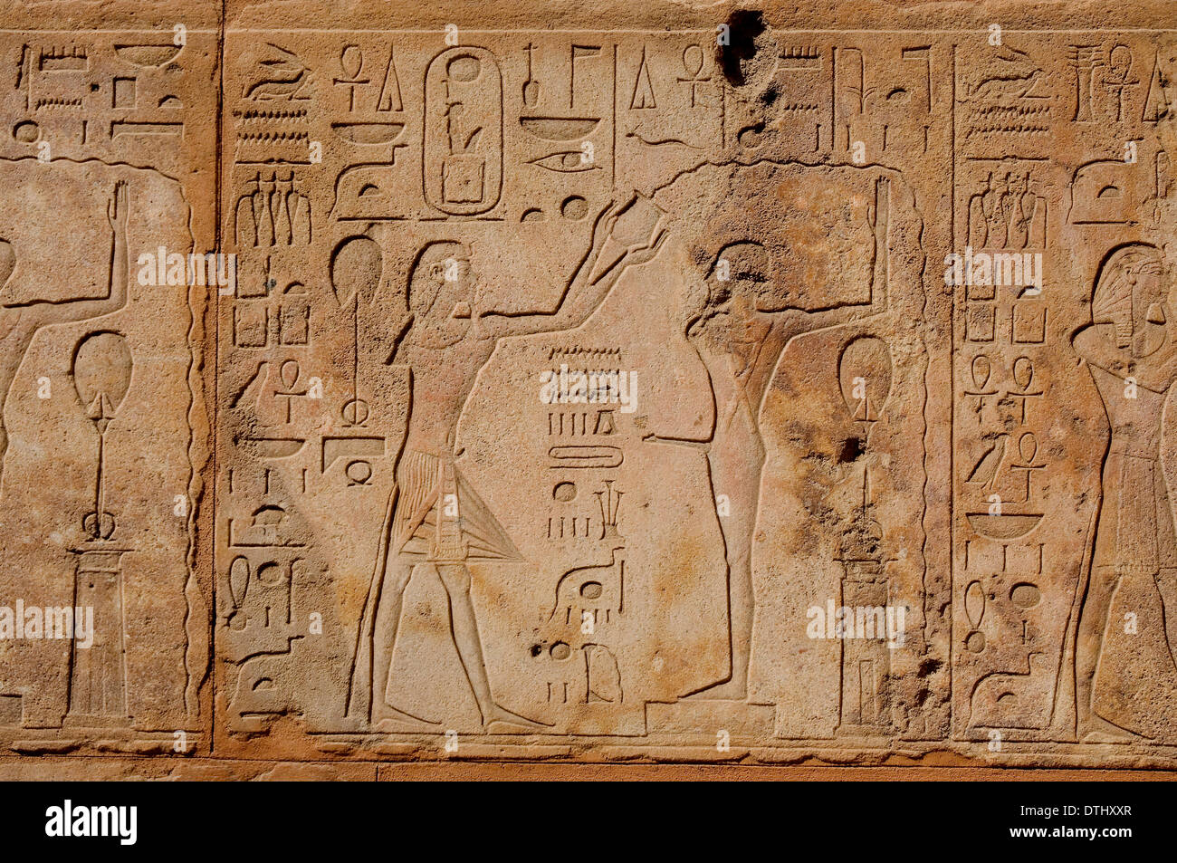 Il faraone Maat-Ka-Ra Hatshepsut benedizione dio Min con acqua lustrale Foto Stock