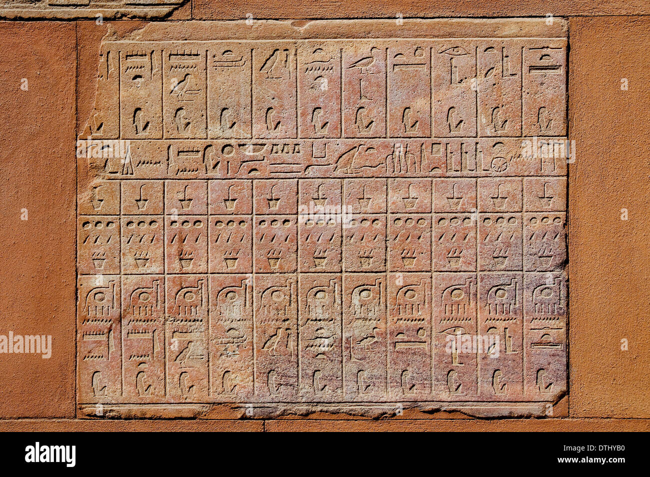 Incisi blocchi costituenti parte del ricostruito cappella rossa o Chapelle Rouge della Regina Hatshepsut in Open Air Museum Karnak Foto Stock