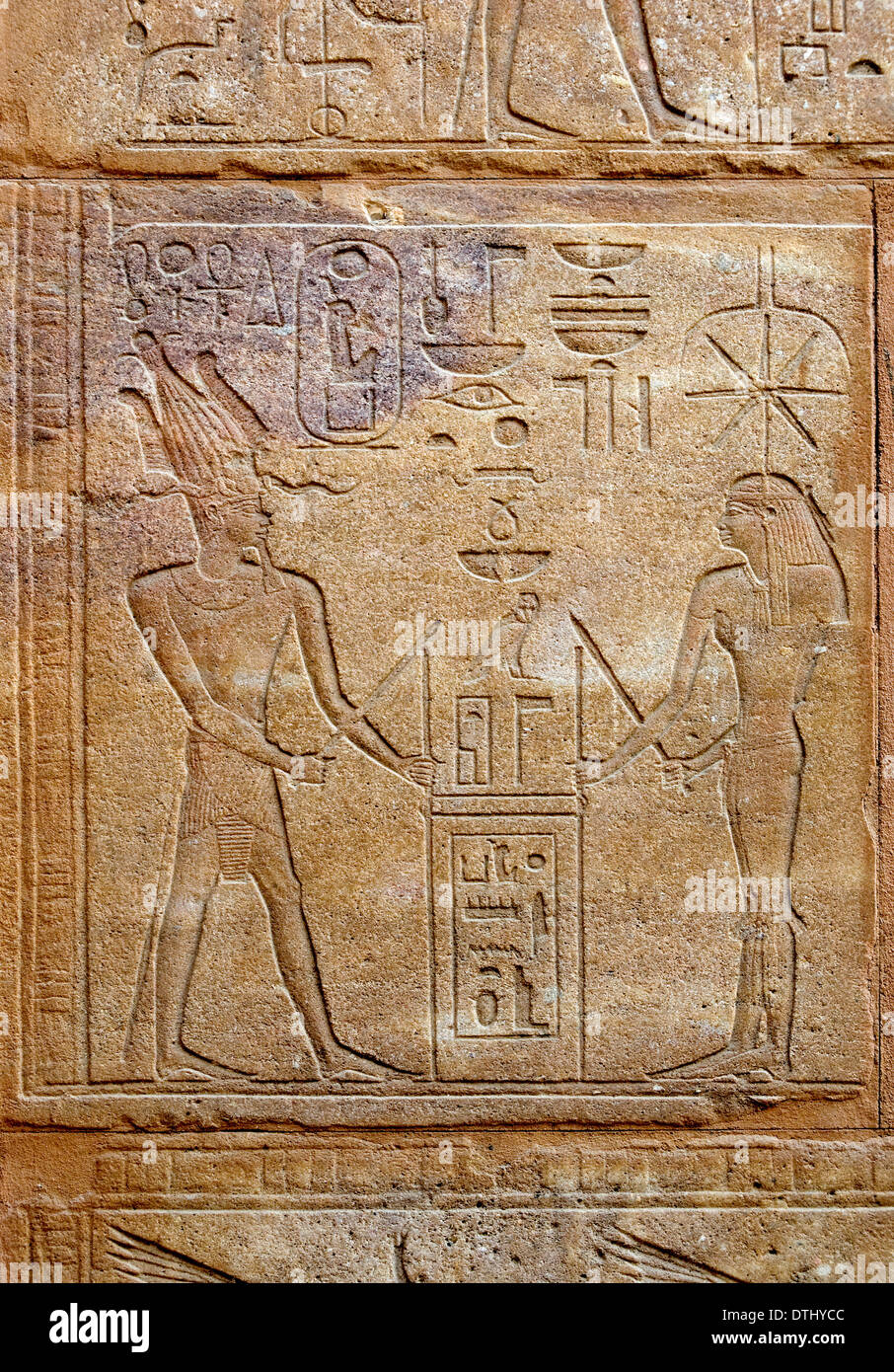 Cappella rossa Regina Hatshepsut a Karnak open air museum Egitto . Vista di Hatshepsut (Maat-Ka-Ra) nella parte anteriore della dea Seshat Foto Stock