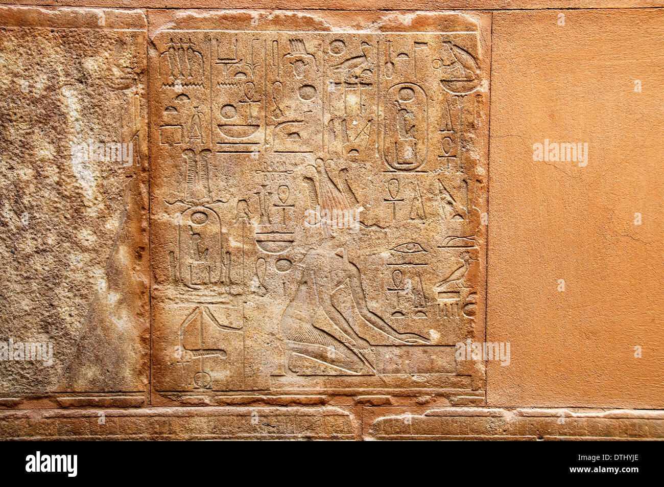 Regina Hatshepsut in bassorilievo da Hatshepsut Rosso di Cappella nel Tempio di Karnak vicino a Luxor (TEBE), Egitto Foto Stock