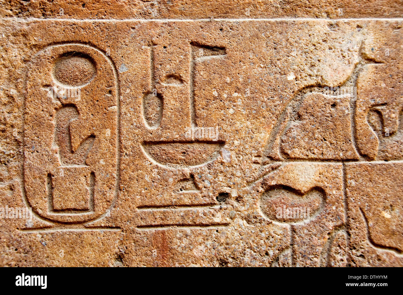 Sollievo dalla Cappella Rossa di Hatshepsut che venne demolito dal suo successore Thutmosi III:cartiglio di Maat -Ka-Ra Foto Stock