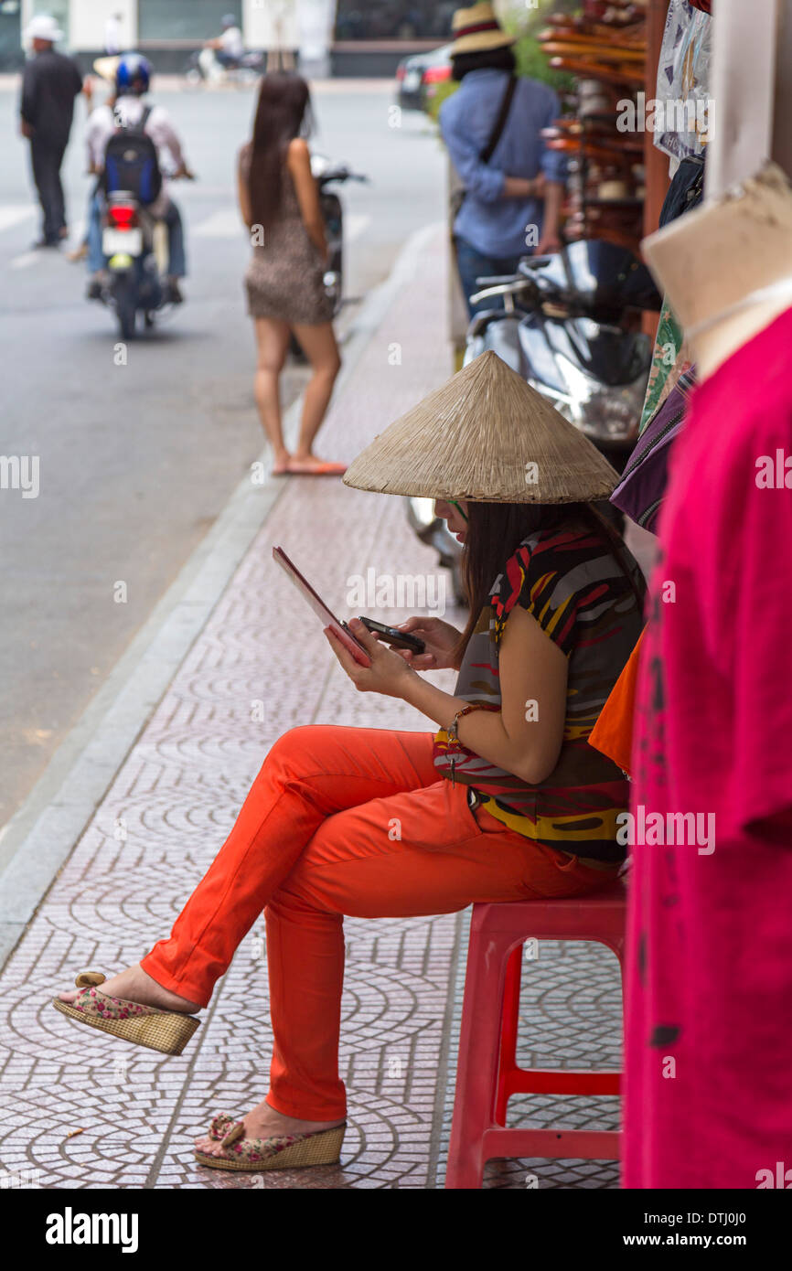 Via dello shopping nel centro città di Ho Chi Minh, Vietnam Foto Stock