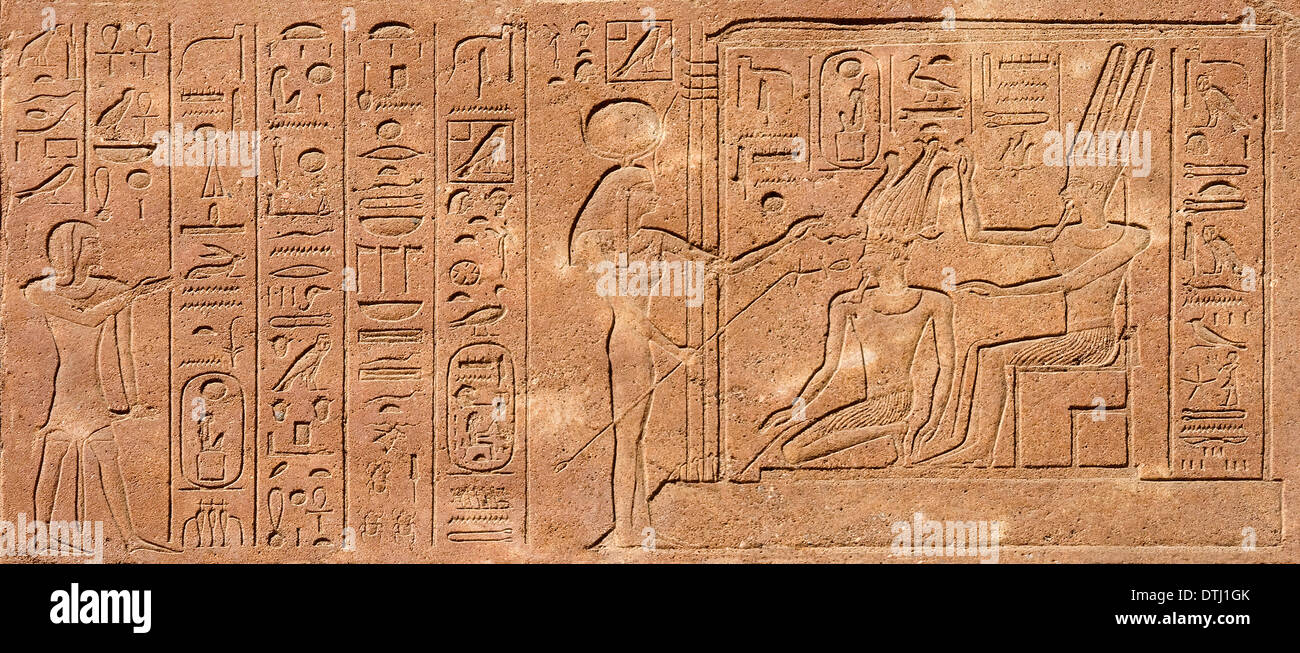 Scena di benedizione Regina Hatshepsut dalle divinità Hathor e Amon-ra sulla parete della Cappella rossa in Open Air Museum di Karnak,Egitto Foto Stock