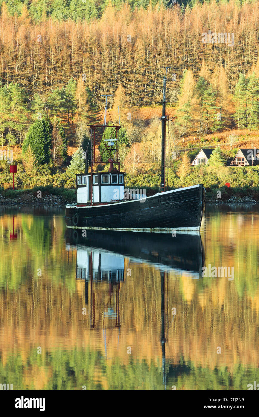 Barca a Loch Lochy in autunno a Laggan serrature su Caledonian Canal, Highland Foto Stock