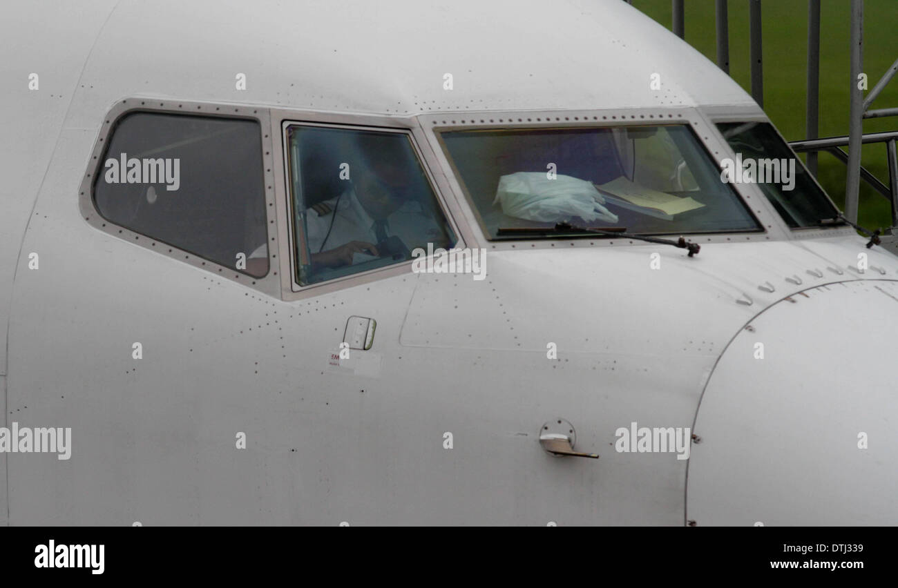 Garuda Indonesia piano ha preso il largo dopo cinque giorni bloccato in Banadara Intersional Adisucipto, Yogyakarta, Mercoledì, 19 febbraio 2014, . Adi Sucipto service indietro nel funzionamento dopo essere stato chiuso per cinque giorni a causa della cenere vulcanica pista chiusa Kelud che ha eruttato giovedì, 13 febbraio 2014. 19 feb 2014. © Sijori Immagini/ZUMAPRESS.com/Alamy Live News Foto Stock