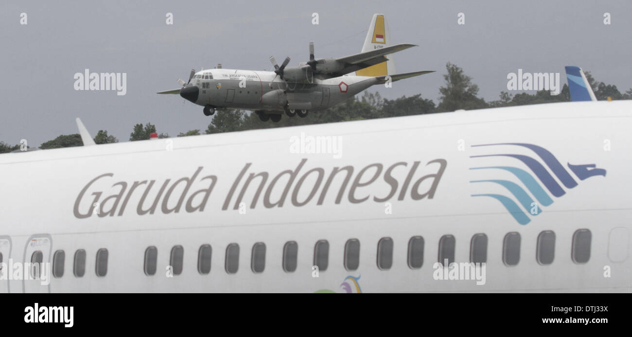 Garuda Indonesia piano ha preso il largo dopo cinque giorni bloccato in Banadara Intersional Adisucipto, Yogyakarta, Mercoledì, 19 febbraio 2014, . Adi Sucipto service indietro nel funzionamento dopo essere stato chiuso per cinque giorni a causa della cenere vulcanica pista chiusa Kelud che ha eruttato giovedì, 13 febbraio 2014. 19 feb 2014. © Sijori Immagini/ZUMAPRESS.com/Alamy Live News Foto Stock