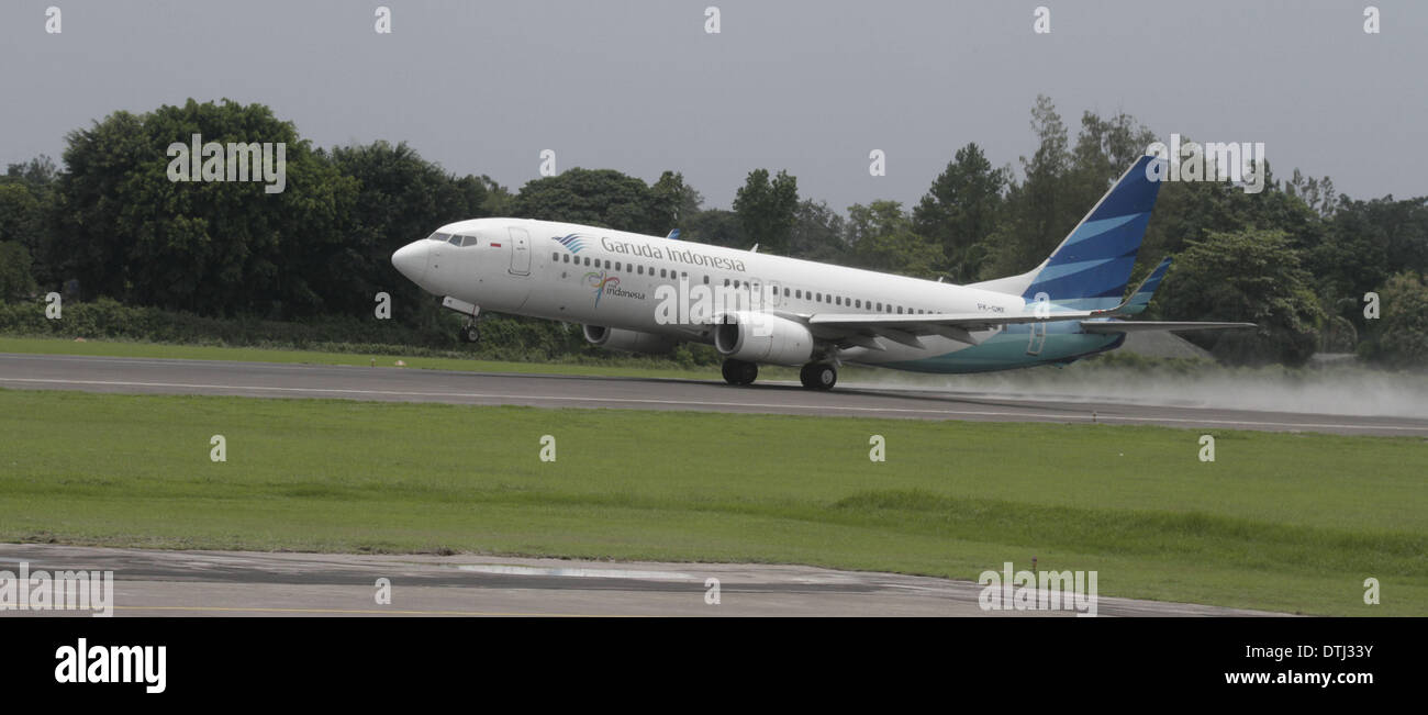 Garuda Indonesia piano ha preso il largo dopo cinque giorni bloccato in Banadara Intersional Adisucipto, Yogyakarta, Mercoledì, 19 febbraio 2014, . Adi Sucipto service indietro nel funzionamento dopo essere stato chiuso per cinque giorni a causa della cenere vulcanica pista chiusa Kelud che ha eruttato giovedì, 13 febbraio 2014. 19 feb 2014. © Sijori Immagini/ZUMAPRESS.com/Alamy Live News Foto Stock