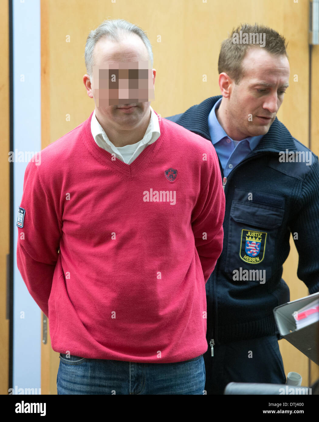 Saeed islamista Salim Stefan N., che è accusato di incitamento di omicidio viene portato in una camera di sicurezza della corte distrettuale di Darmstadt, Germania, 19 febbraio 2014. Stefan N. presumibilmente ha offerto del denaro a due co-uomini accusati di omicidio autore e Islam critico Zahid Khan. I procuratori publilc presuppone che la convenuta ha agito fuori di RAGE su Khan del libro 'Die Verbrechen des Propheten Mohammed' (lit. I crimini del Profeta Maometto). Khan sopravvissuto a causa di un giubbotto antiproiettile. Foto: BORIS ROESSLER/dpa Foto Stock